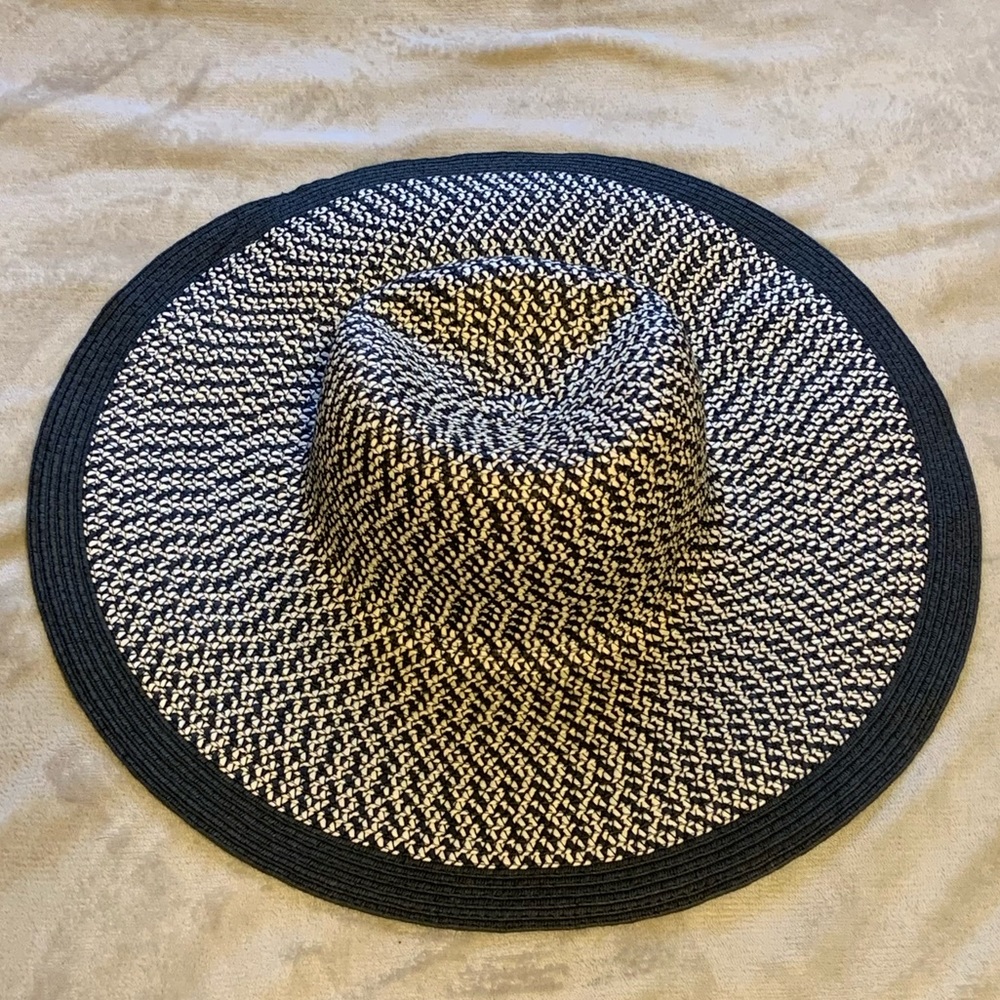 3 large sun hats black, black & white, & cream from H&M - Picture 5 of 7